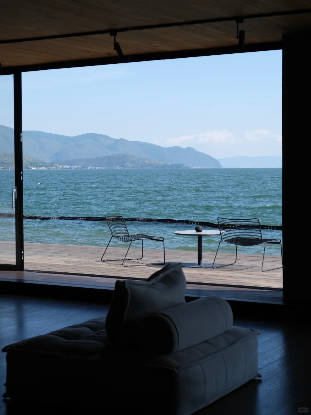Mingyue Songjian Hotel in Shuanglang — 180° panoramic lakefront view with seagulls landing on the viewing platform each morning, Dali