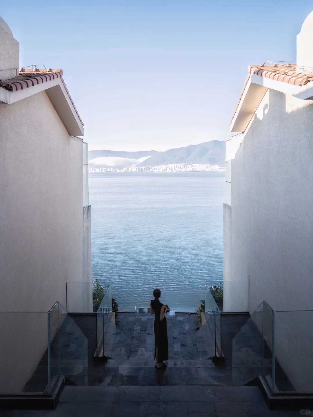 Shijiu Shan Panoramic Villa on Erhai's eastern shore at Haidong — cliffside villa with full panoramic lake views, Dali