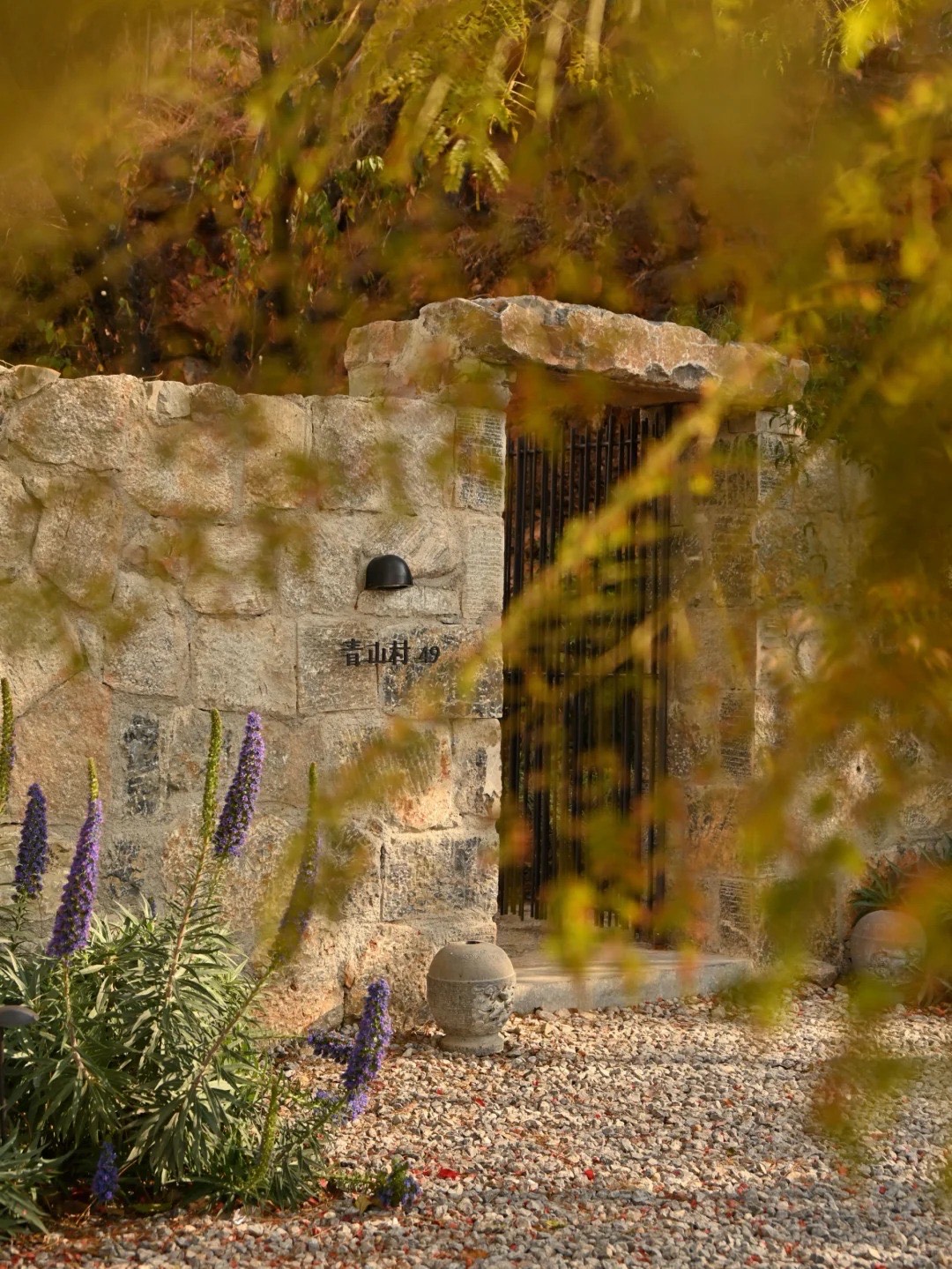 Qingshan Village 49 by architect Xie Ke — seven-room exclusive-hire estate with 270° floor-to-ceiling views of Erhai and Cangshan, Shuanglang