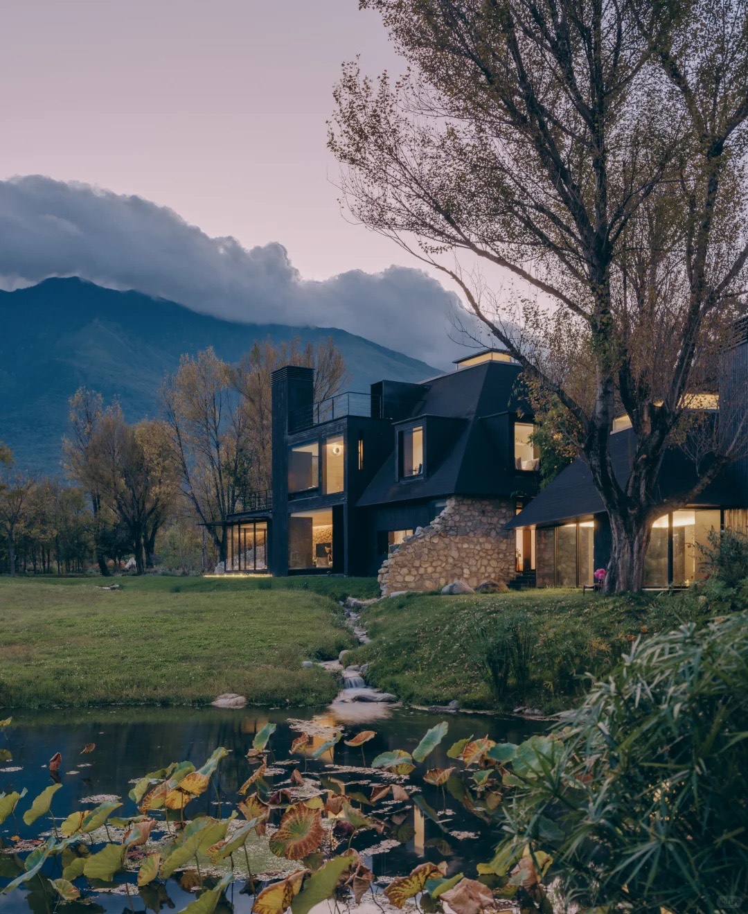 Sanxia Manor estate in Yinqiao at the foot of Cangshan — six-room boutique retreat with working gardens, away from Erhai's tourist circuit, Dali