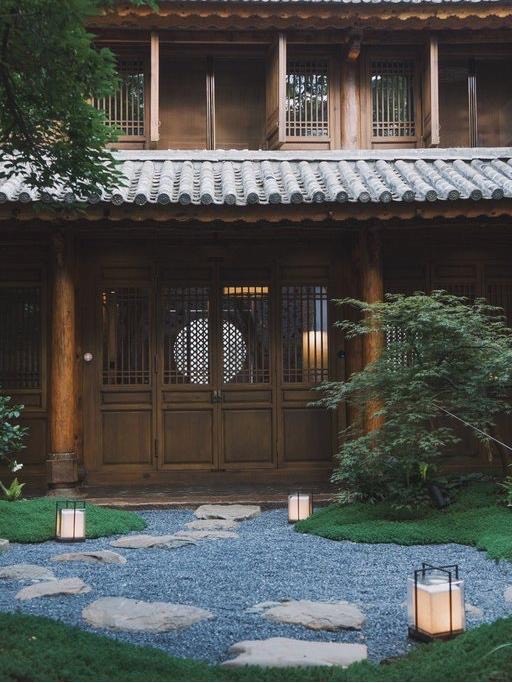 Weishan Yunxi Jinshidi (DAWN Hotel) — 130-year Qing Dynasty Jinshi Mansion with four seasonal courtyards, 1895 murals intact, Yunnan