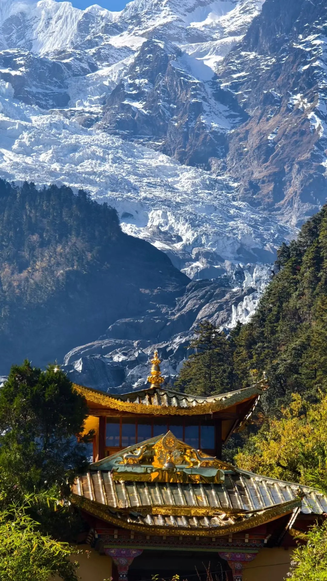 Mingyong Glacier face from the Taizi Temple pavilion