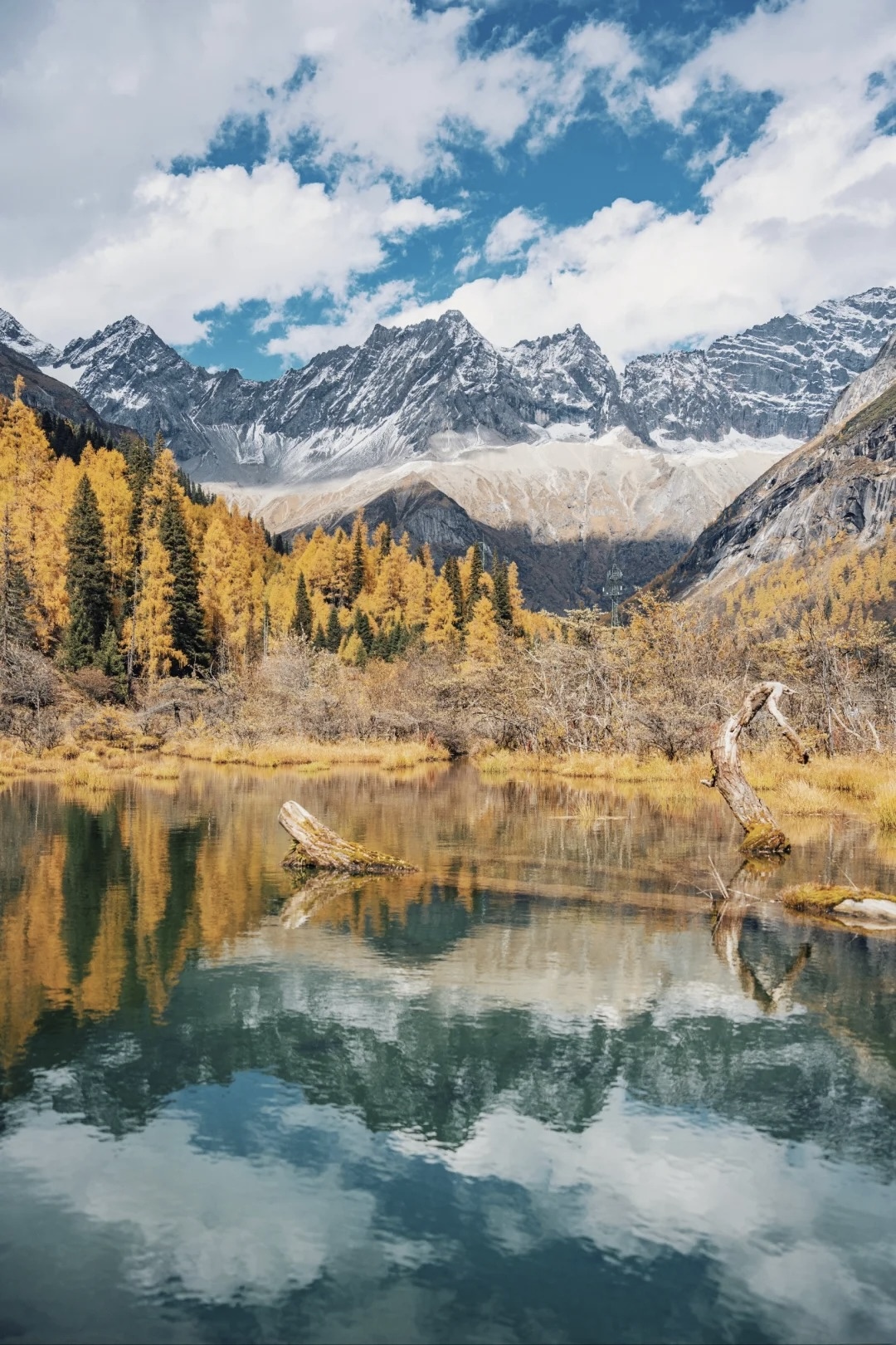 Shuangqiao Valley in full autumn colour at the foot of Siguniang Mountain, Sichuan
