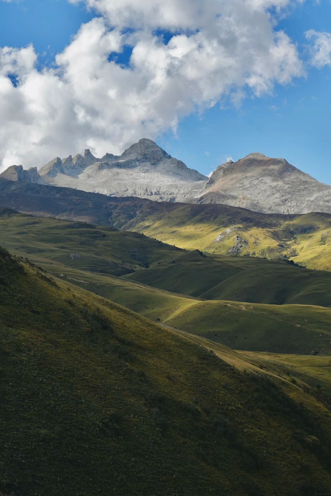 Genie valley landscape with snow peaks and trekkers — mid-trek