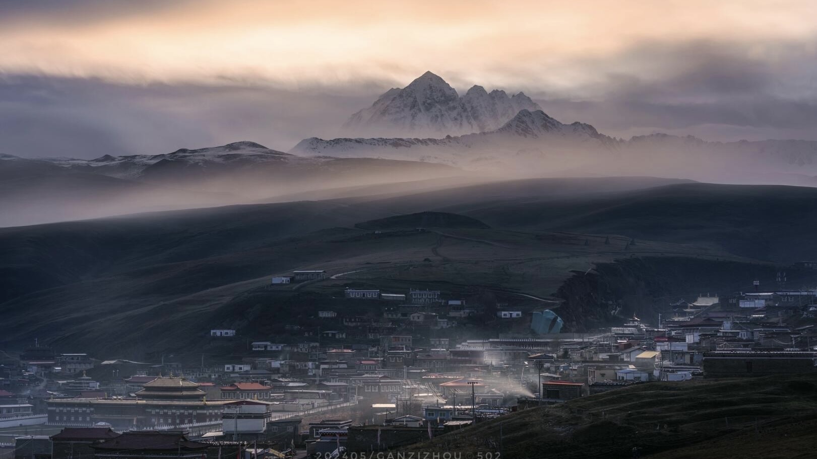 Wide rolling Xinduqiao plateau grassland — the texture the region is known for
