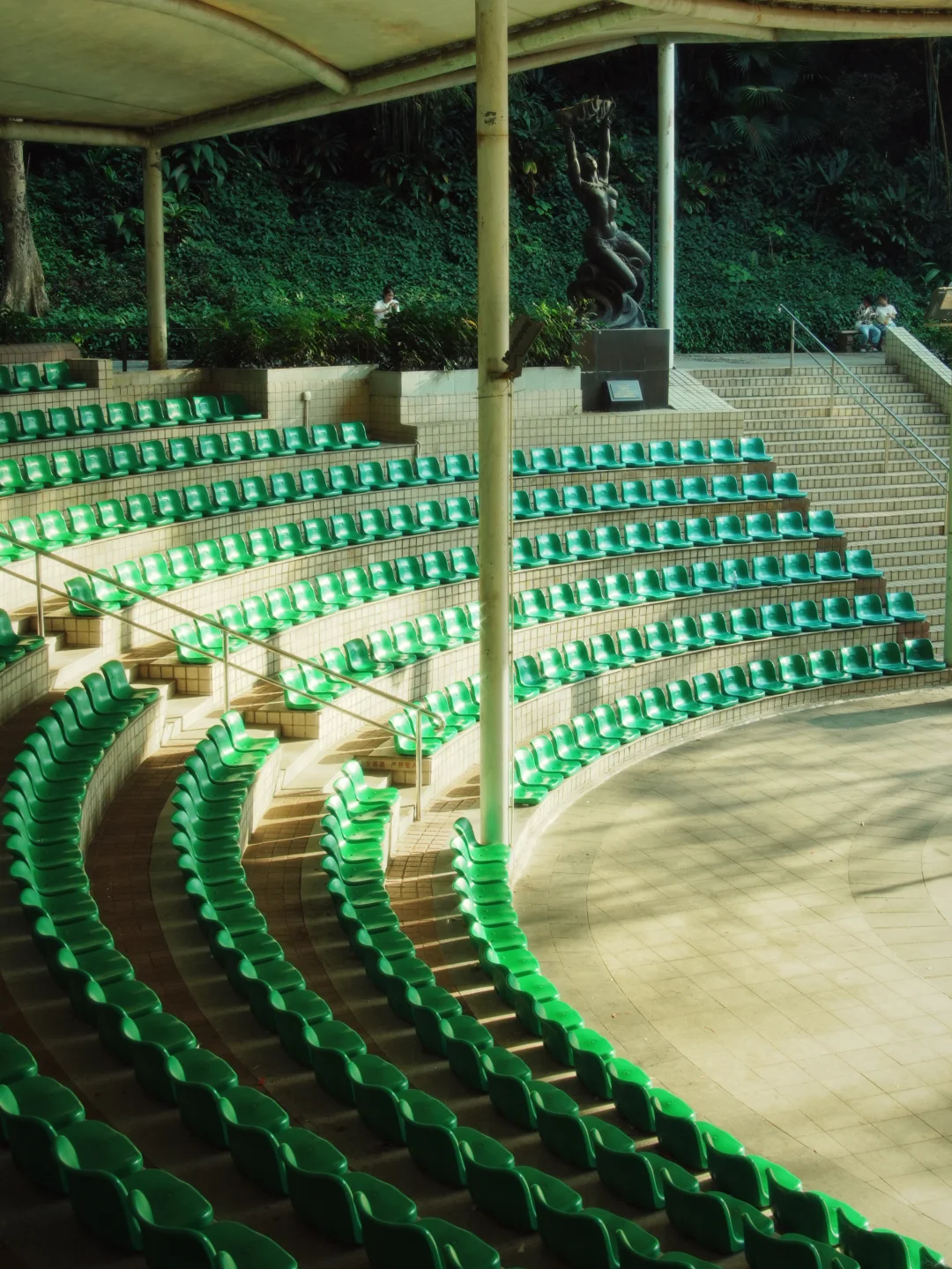 Yuexiu Park — the retro green benches at 成语寓言园, Guangzhou's oldest and most beloved city park