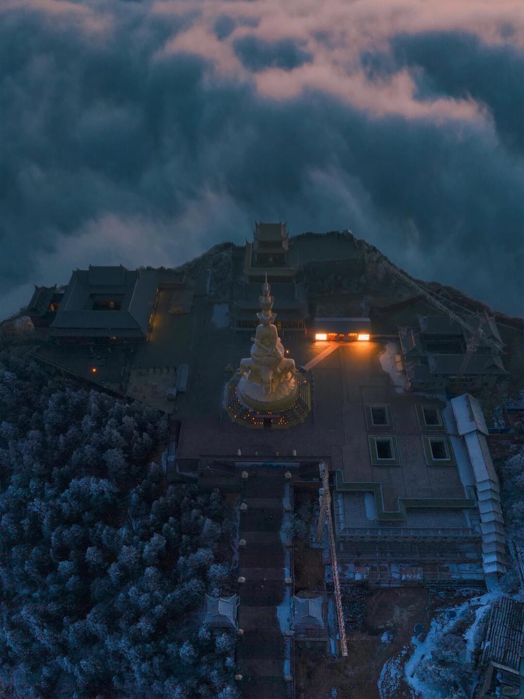 The Golden Summit of Mount Emei — Leshan (6)