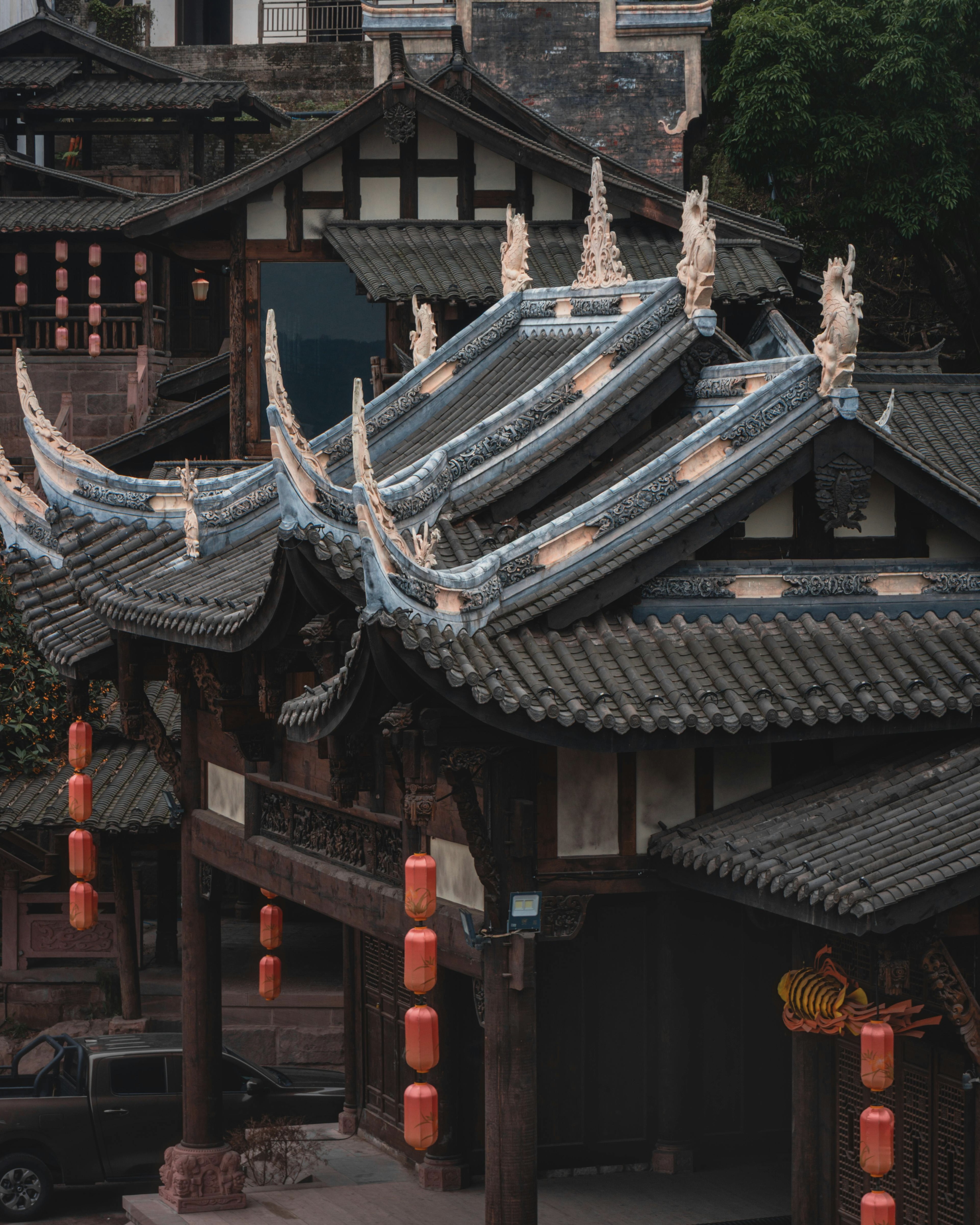 Naxi roof dragon ornaments on a traditional Lijiang building — Dongba craft