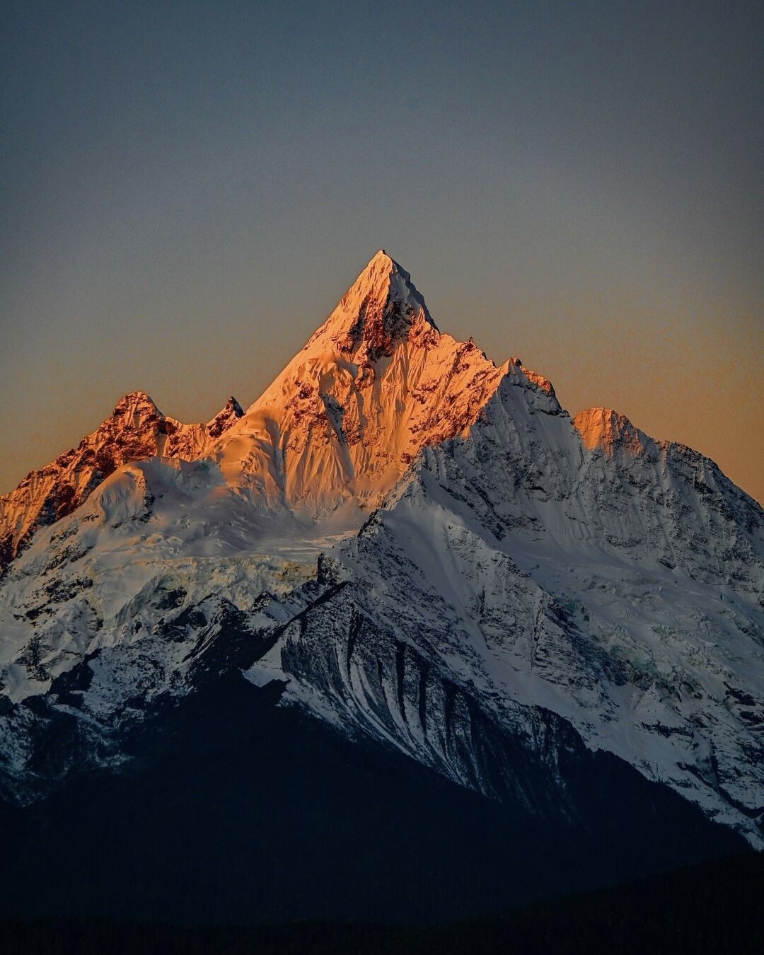 Kawagarbo at dawn alpenglow — the 10-minute window from Feilai Si platform