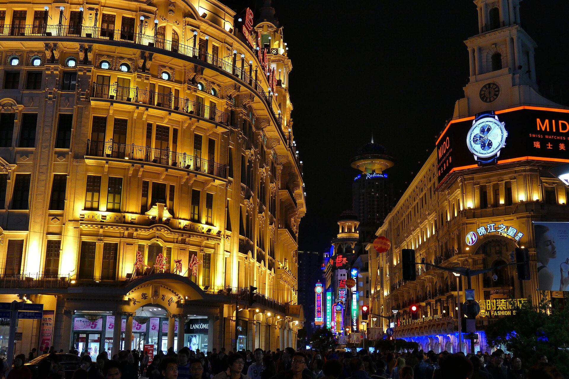 A grand floodlit Beaux-Arts heritage building with a curving golden facade on Nanjing Road (南京路) at night, Shanghai