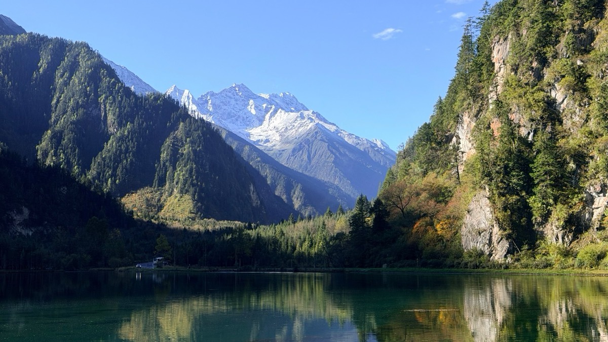 Alpine lake mirroring a snow-capped peak near Jiuzhai Valley, Sichuan — hero image for the Chengdu & Alpine Glimpse private tour by Boutique China