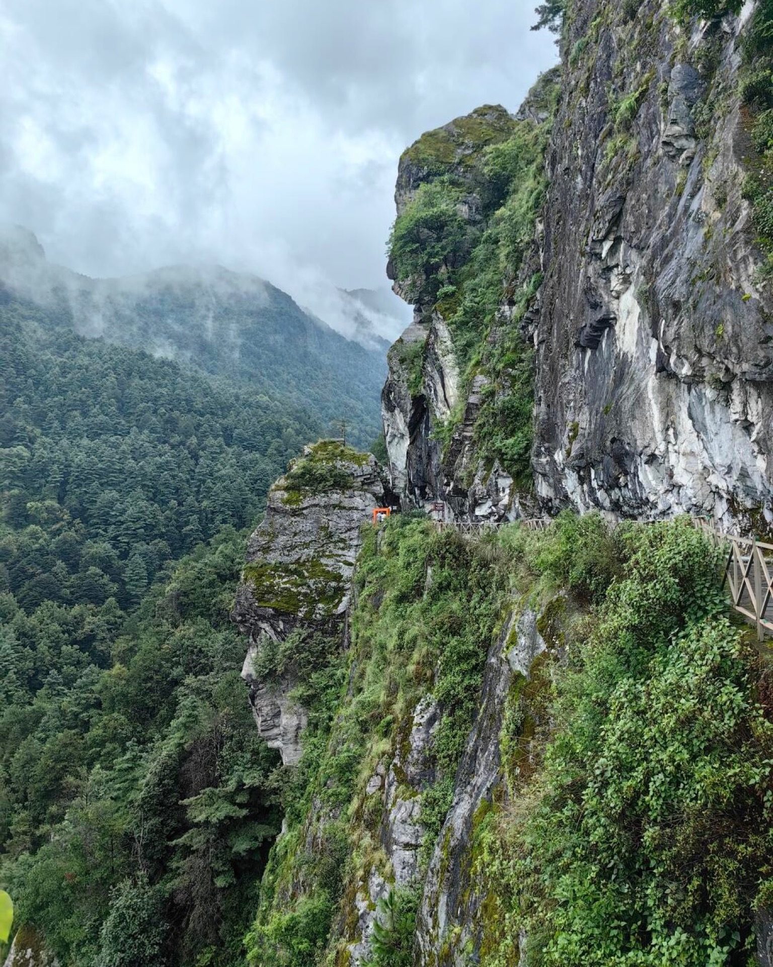 Cliffside trail to Gantong Temple on Cang Mountain, Dali