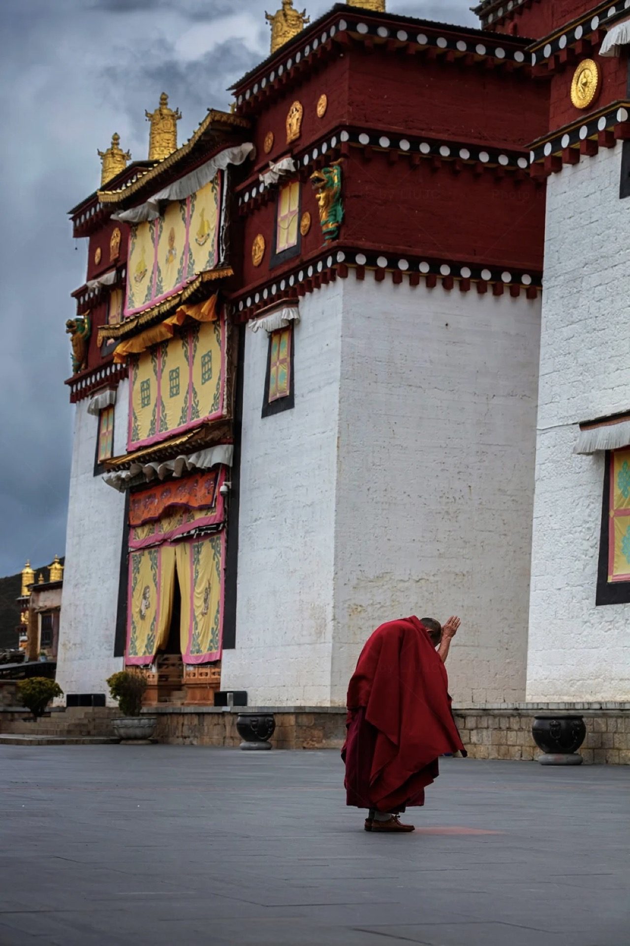 Songzanlin Monastery exterior — Yunnan's largest Tibetan Buddhist temple