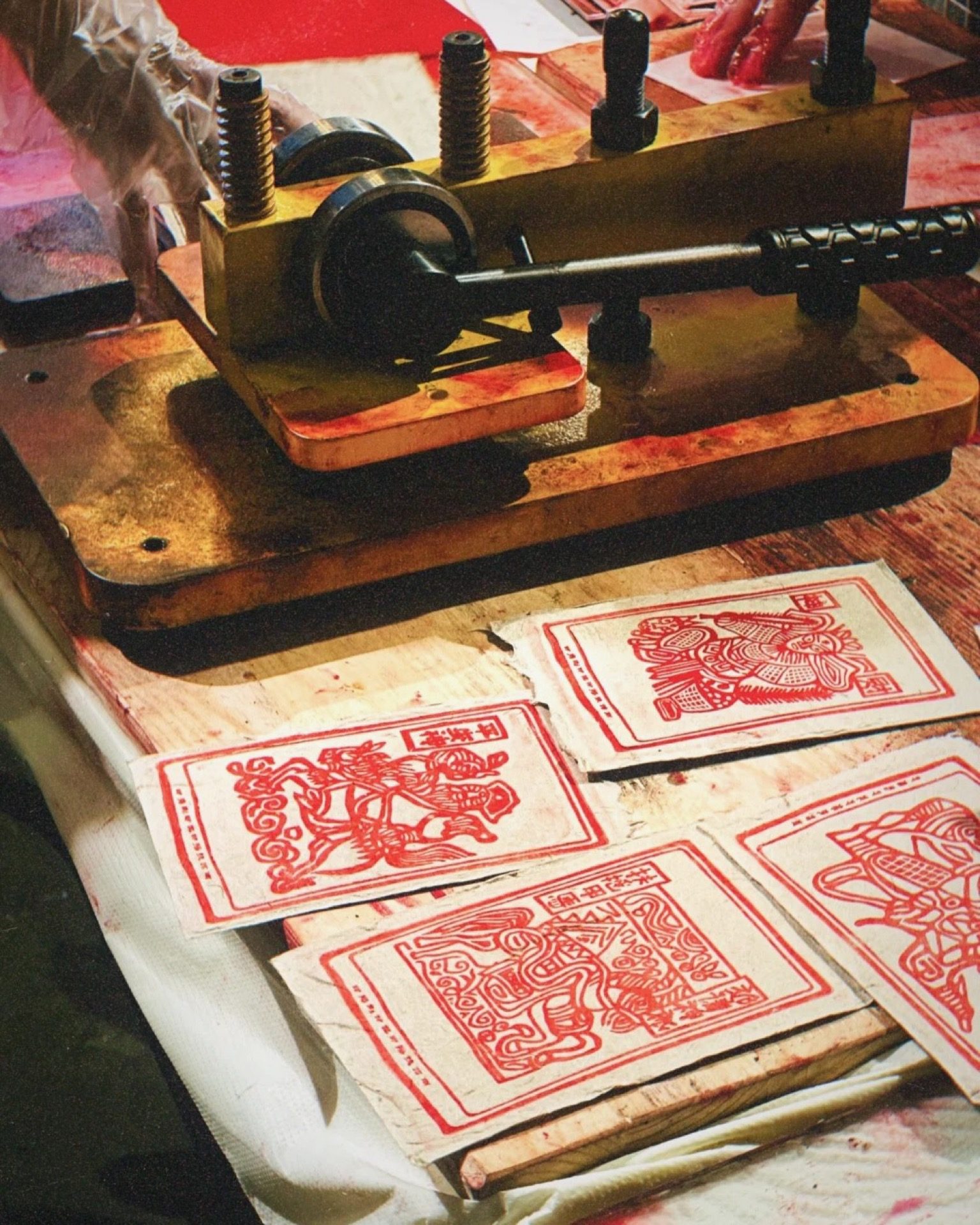 Bai jiama block printing on handmade paper in a Dali craft workshop — Yunnan slow culture tour
