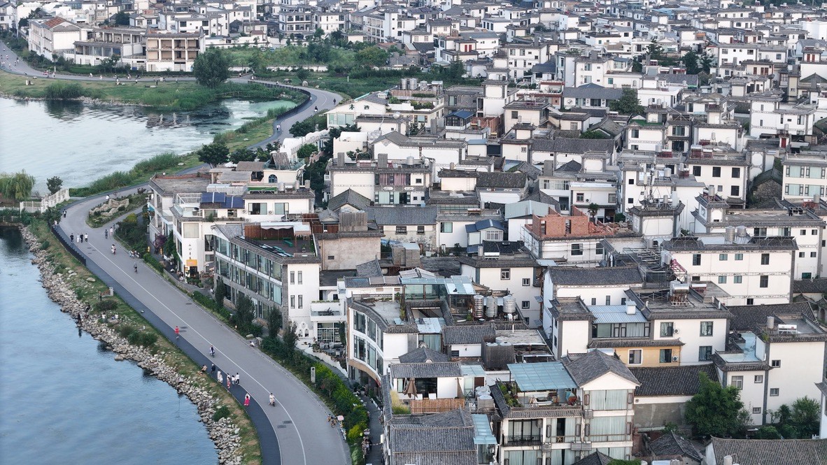 Bai village rooftops and a lakeside path along Erhai Lake, Dali — Yunnan slow culture tour