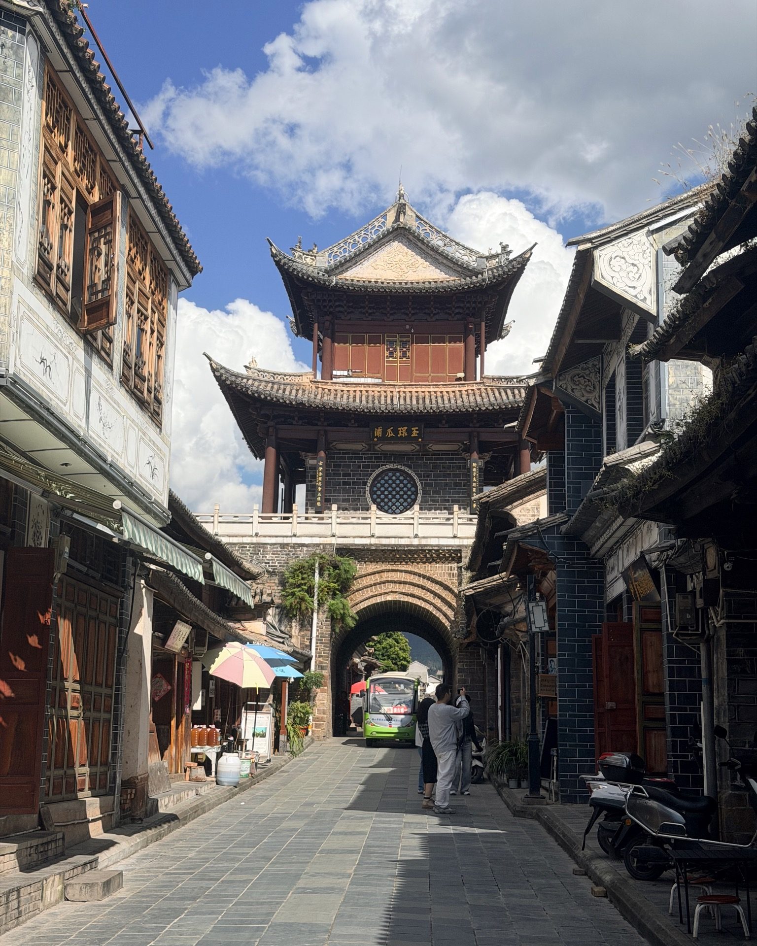 Scenic Erhai Lake landscape with Cang Mountain reflected in calm waters, Dali — Yunnan slow culture tour