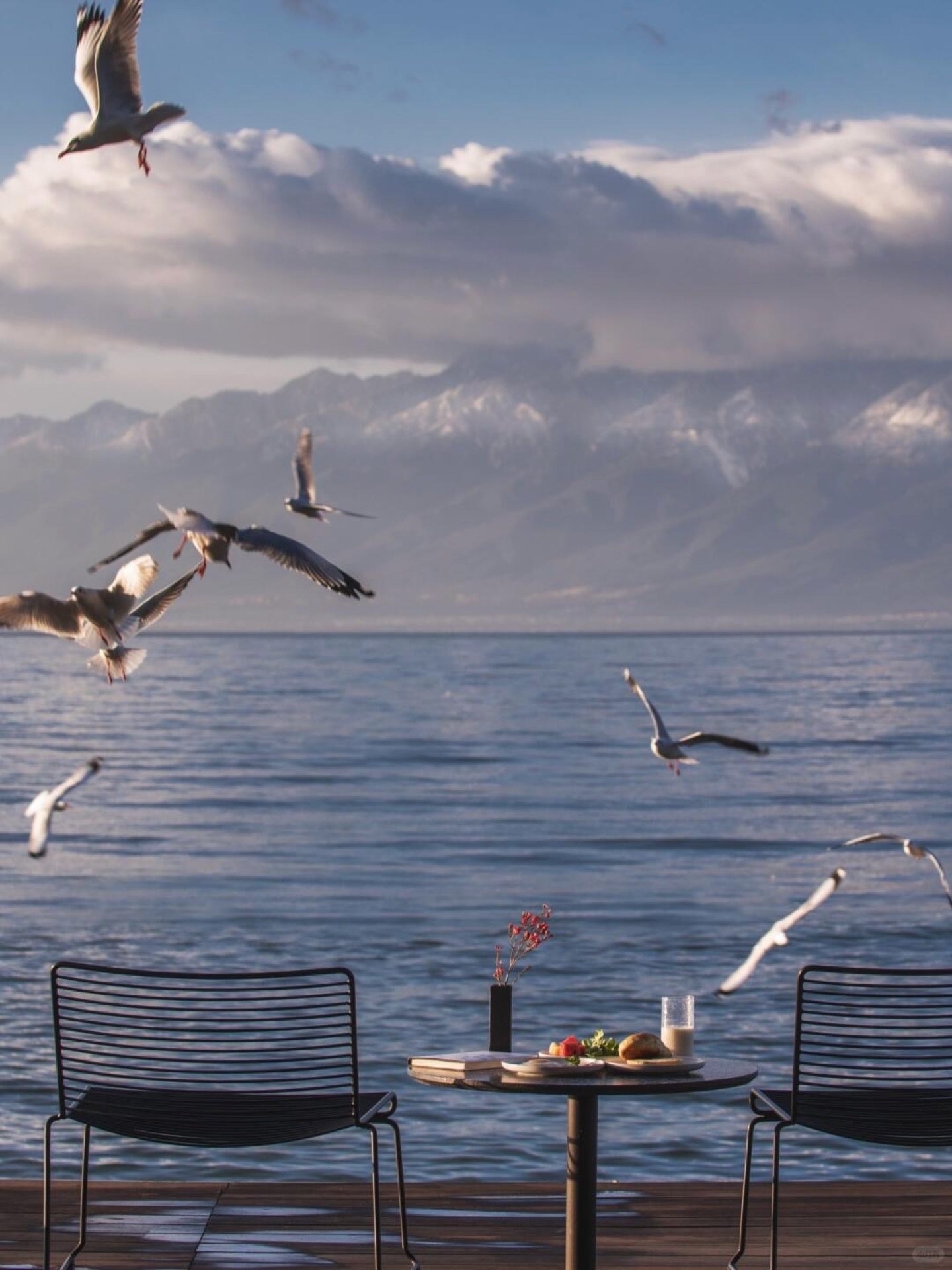 Relaxed lakeside lifestyle moment at an Erhai boutique stay, Dali — Yunnan slow culture tour
