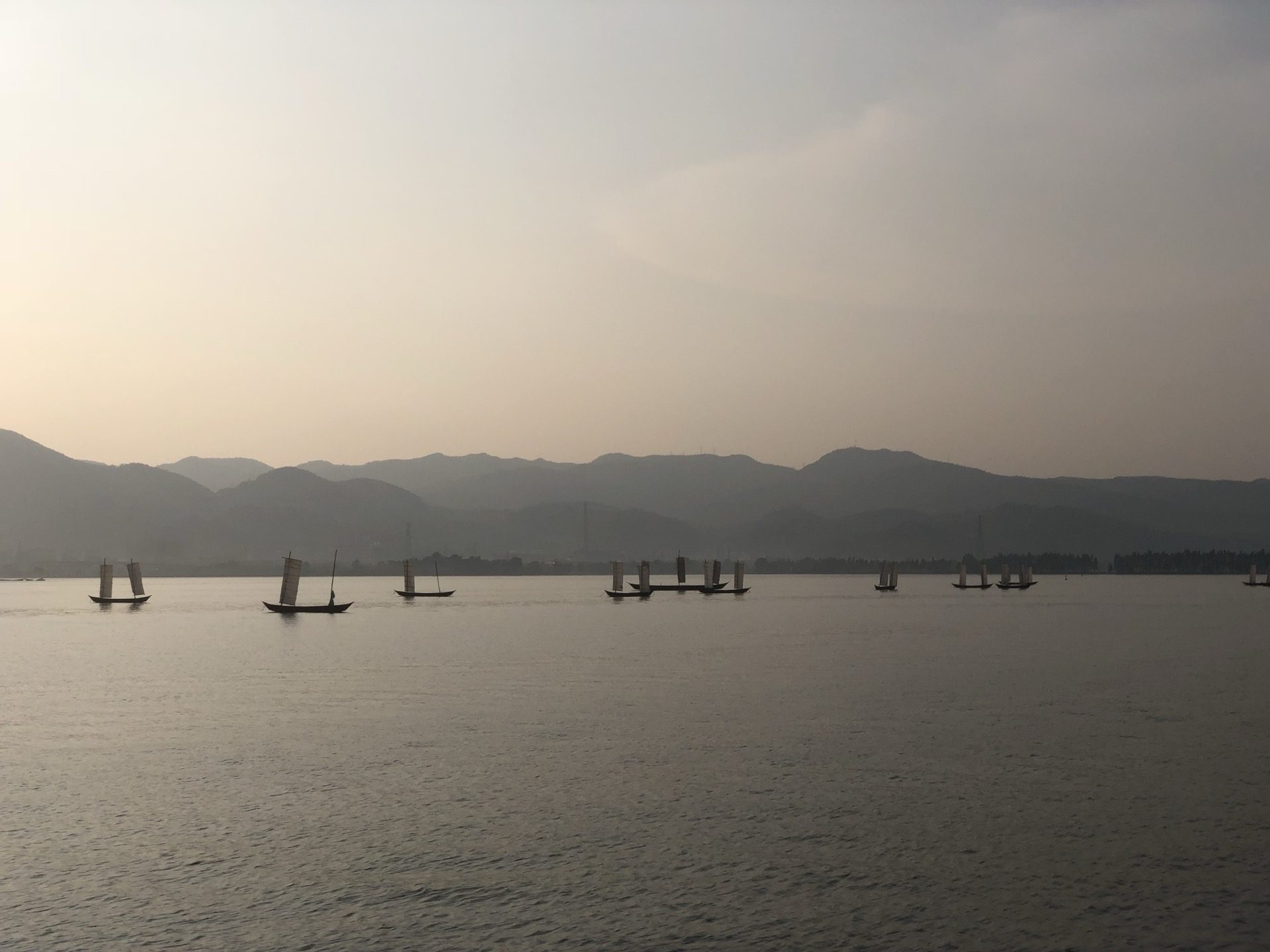 Traditional sailboats on Dianchi Lake at sunset, Kunming — Yunnan slow culture tour