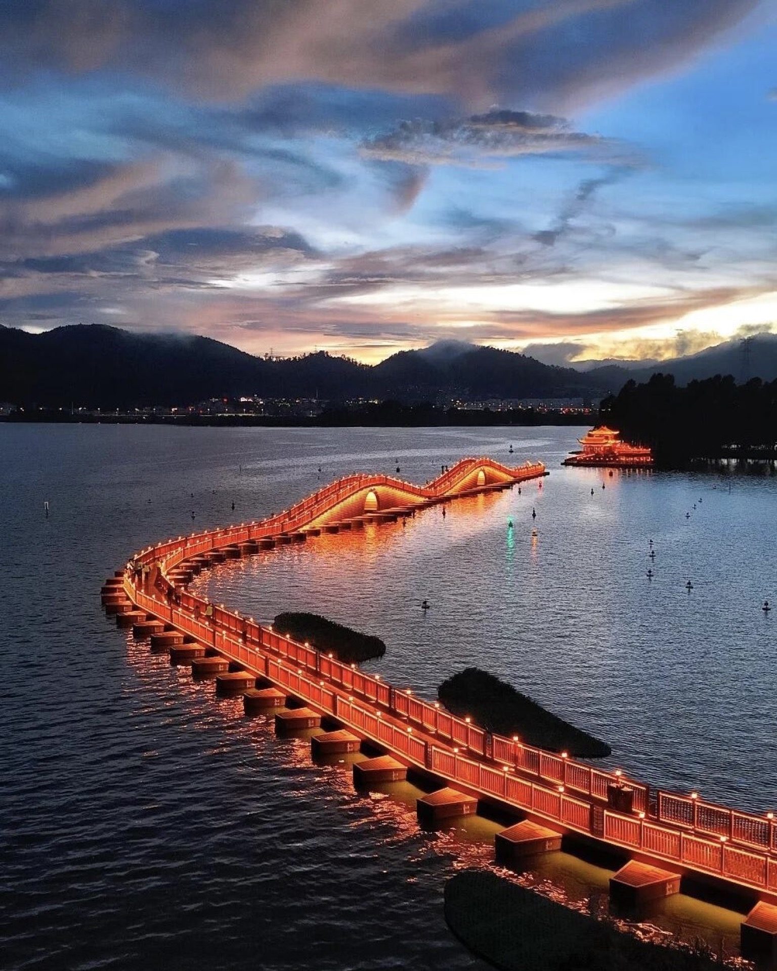 Floating bridge glowing in sunset light over Dianchi Lake, Kunming — Yunnan slow culture tour