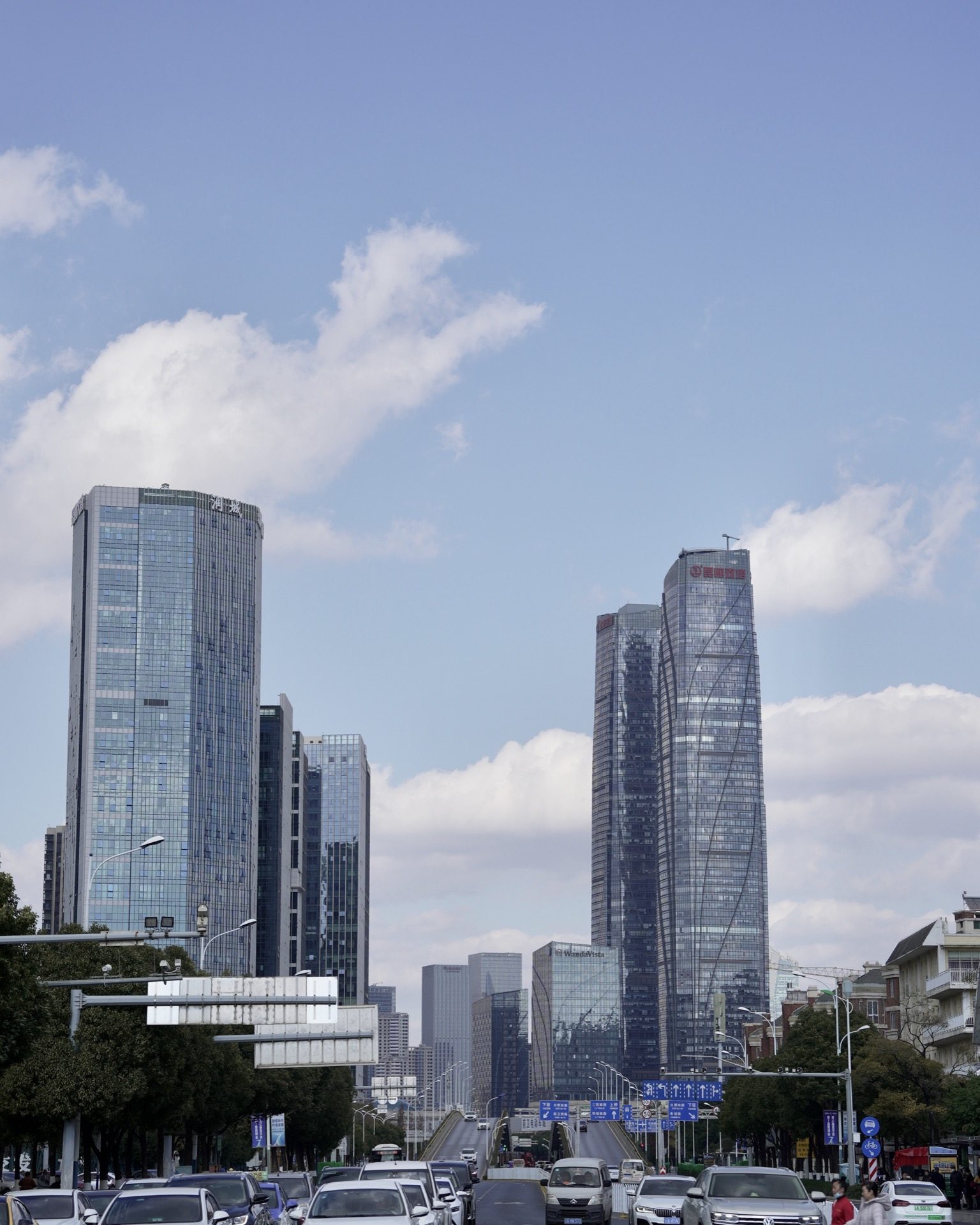 Spring canal scene with willows and traditional buildings lining a Kunming waterway — Yunnan slow culture tour