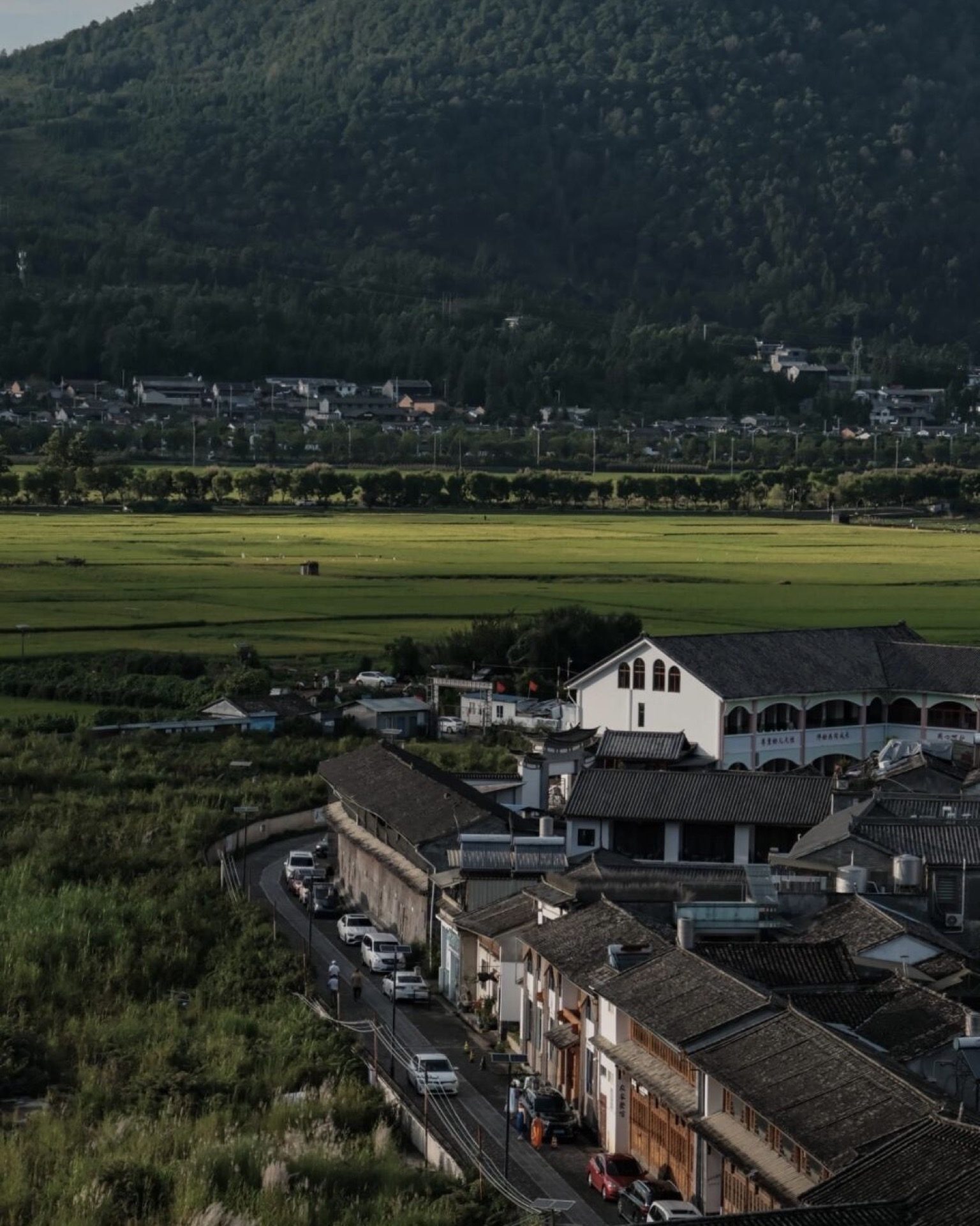 Panoramic view of Heshun ancient town nestled among green fields, Tengchong — Yunnan slow culture tour