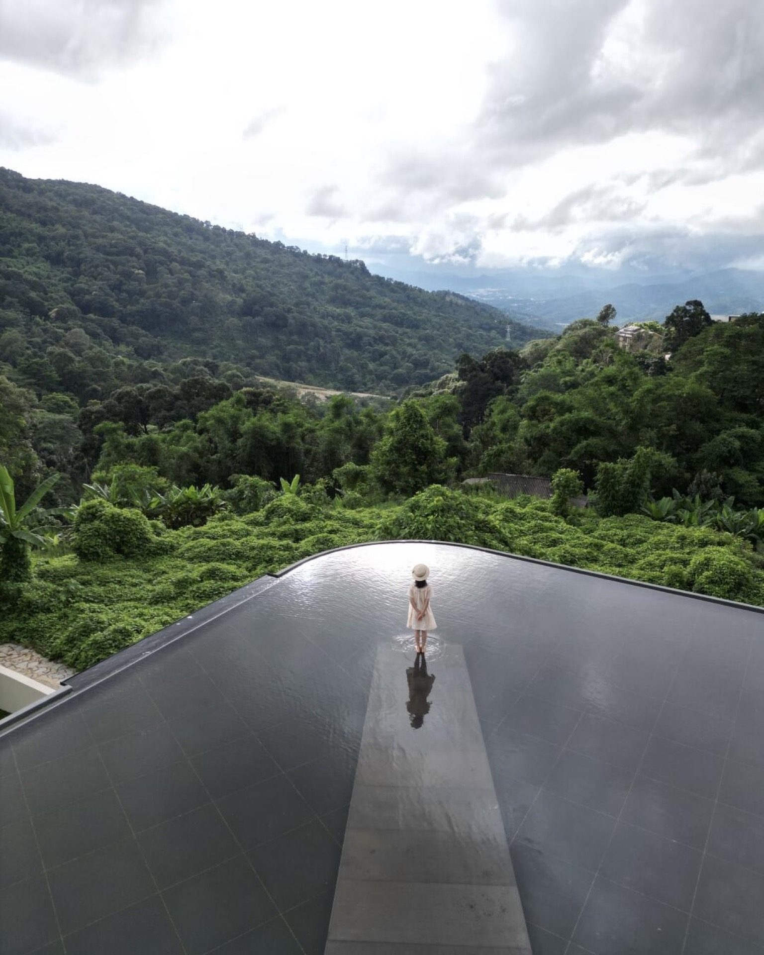 Cloud sea rolling over Nannuo tea mountain in Xishuangbanna — Yunnan tropical tour