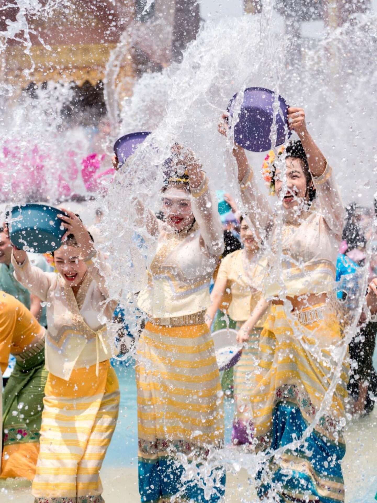 Children splashing in a jungle stream on a summer day in Xishuangbanna — Yunnan tropical tour