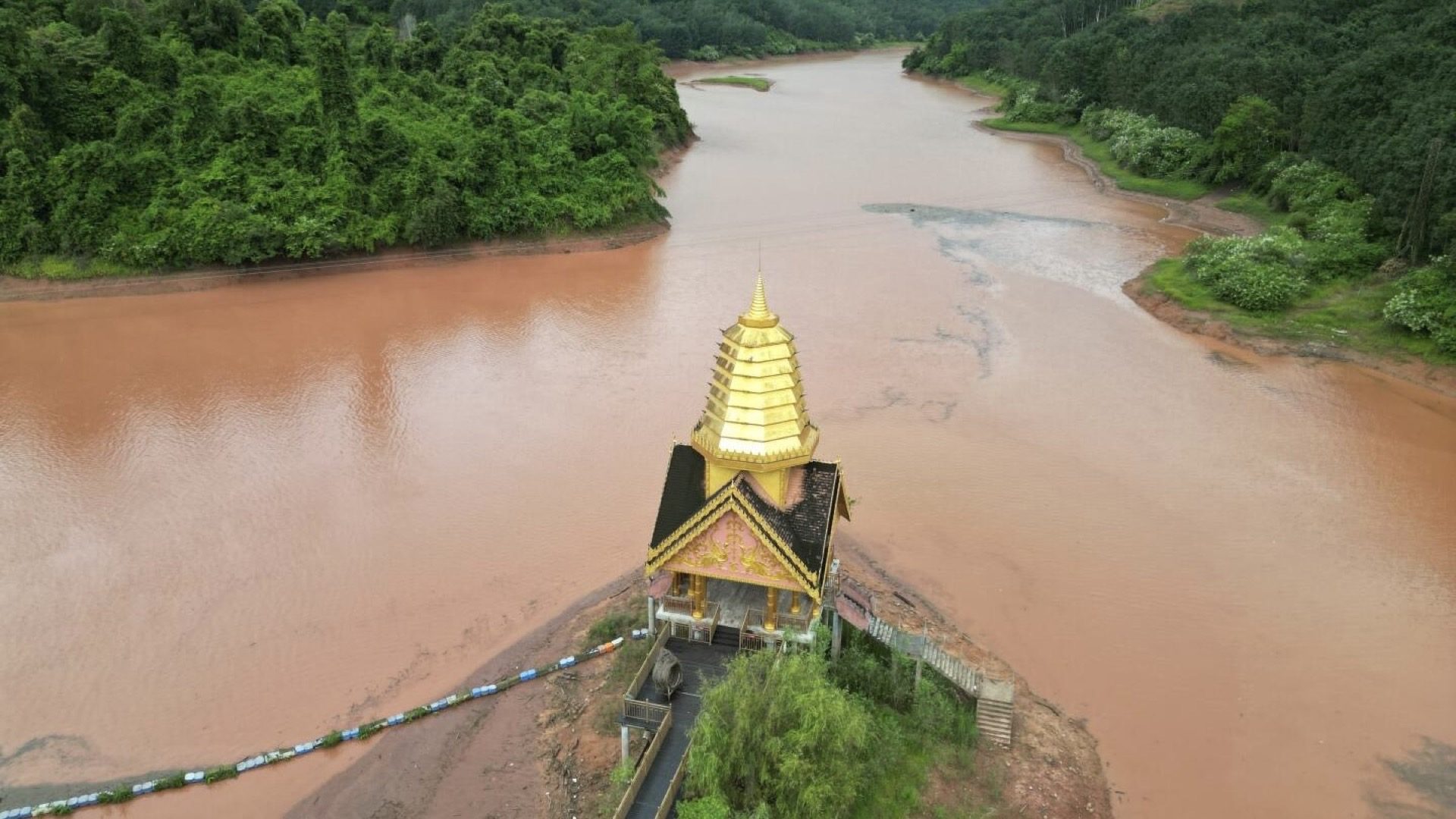 Visitors crossing a suspended bridge on the Wangtianshu canopy walkway — Yunnan tropical tour