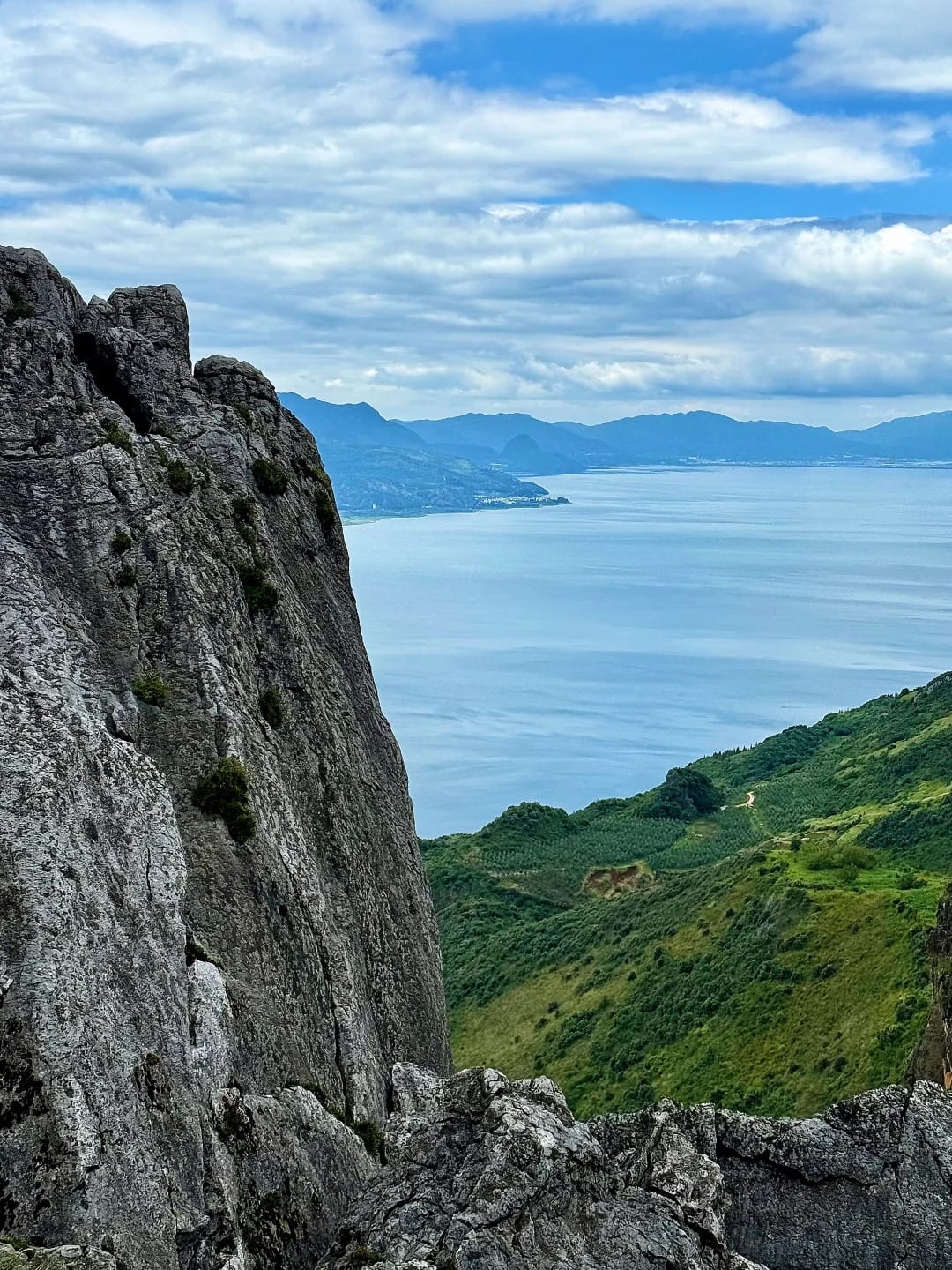 Limestone cliffs at Leidashi (雷打石) on the eastern side of Fuxian Lake (抚仙湖), the blue water and far shore below