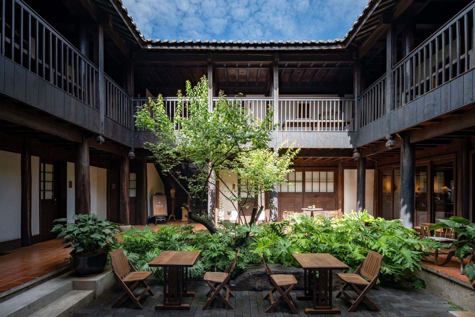 Planted Naxi courtyard at ANYU Hotel Lijiang Old Town