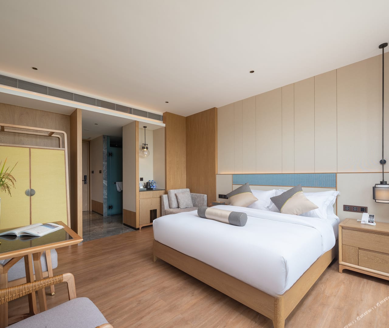 Duoyishu Half-Mountain — king room with timber joinery and valley glazing