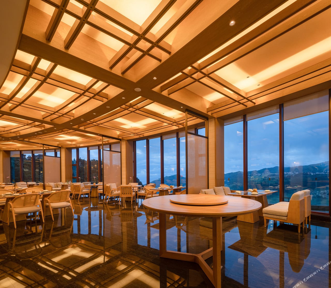 Duoyishu Half-Mountain — the panoramic restaurant under a timber-lattice ceiling