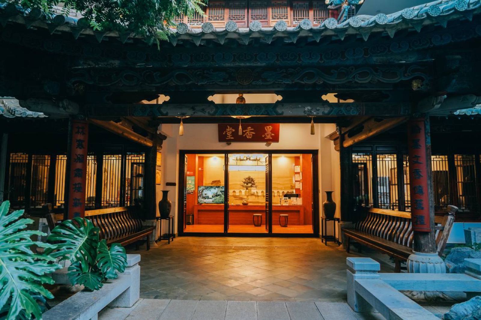 Hanlinyuan Courtyard — lantern-lit courtyard hall at dusk with carved timber eaves, vermilion couplet columns and a lacquer reception