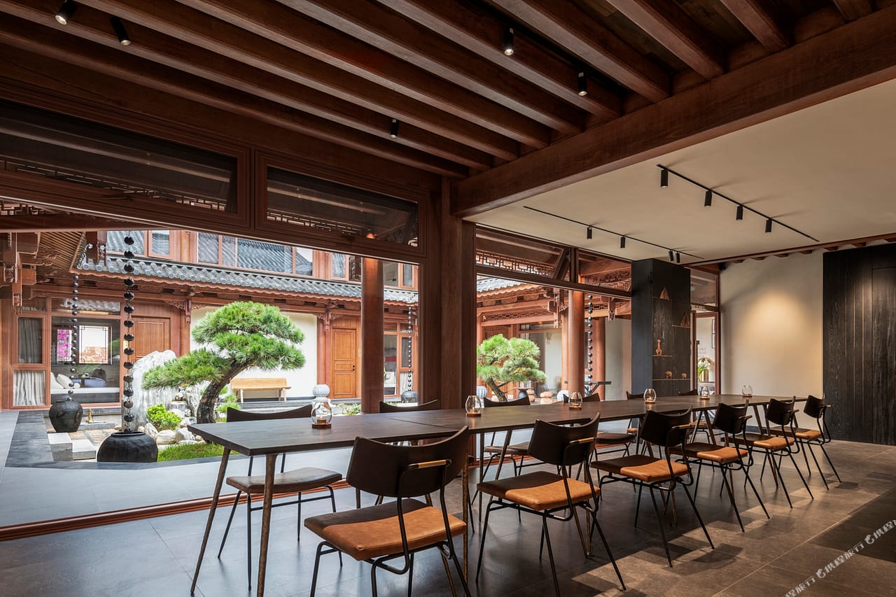 Kogongdi — the glassed dining hall looking straight onto the courtyard and its pines
