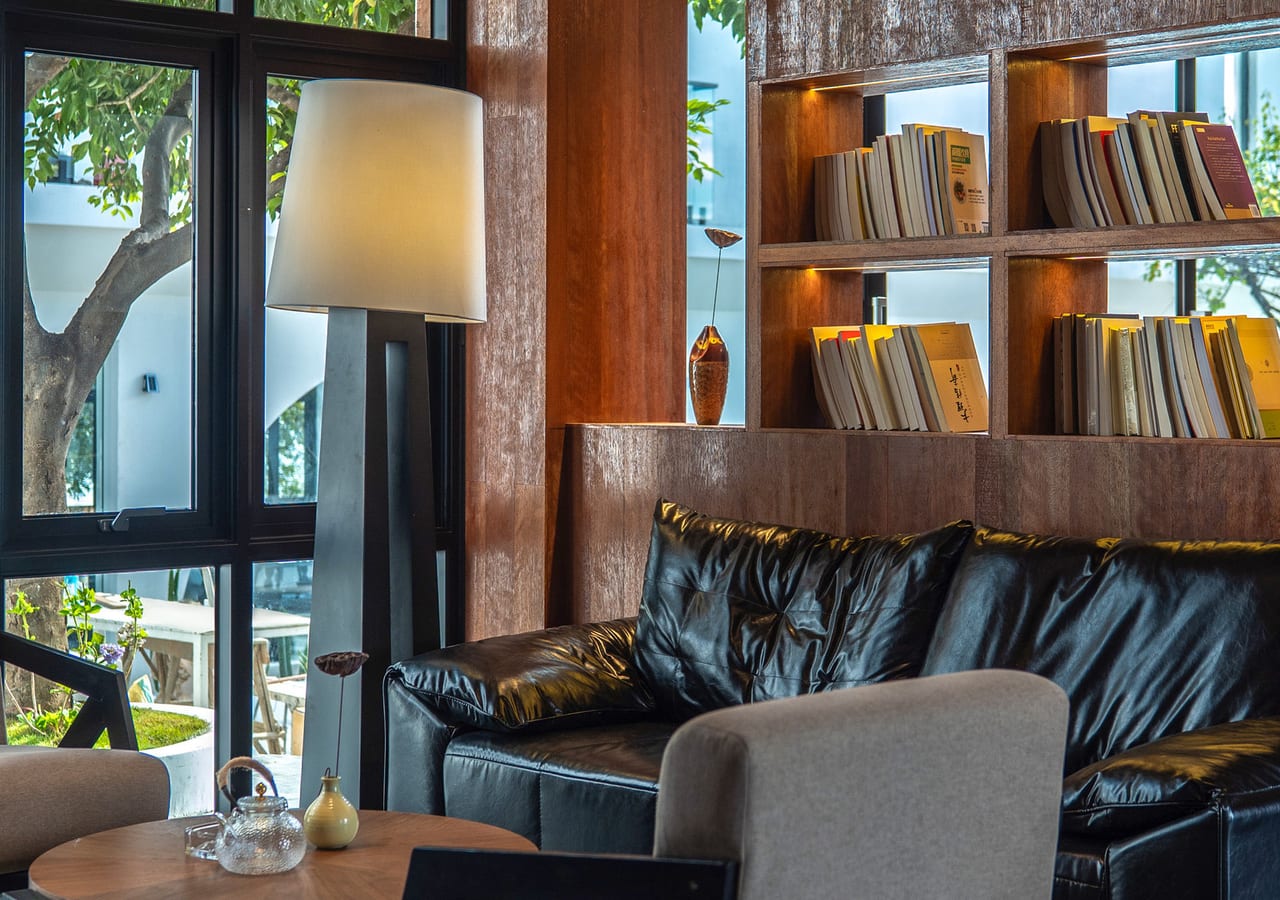 Suqi Lanting — timber library lounge with reading chairs