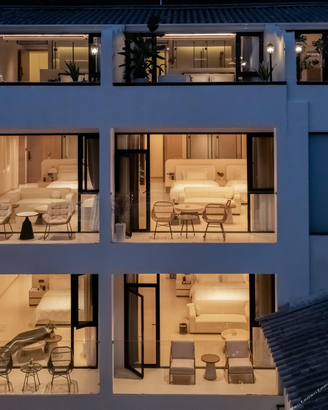 Suqi Lanting — the lit facade at dusk, rooms opening toward Erhai