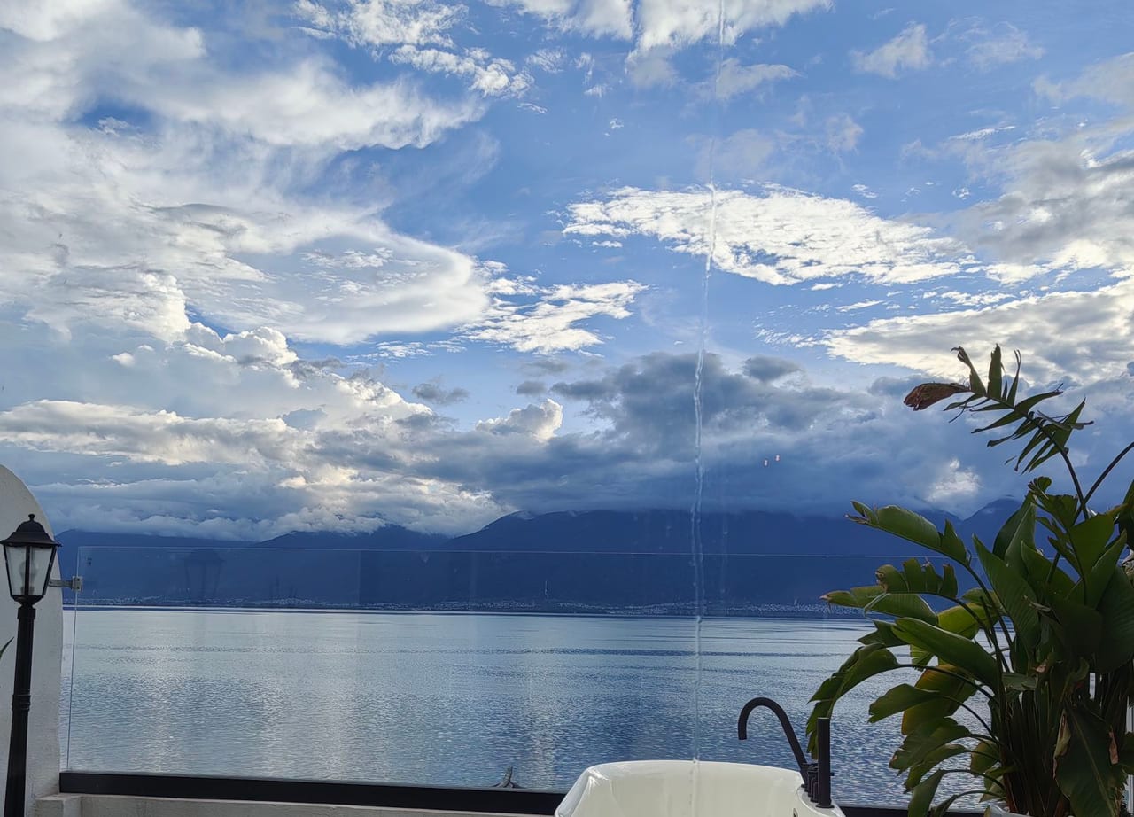 Suqi Lanting — a tub set at the glass facing Erhai and the Cang Mountain ridge