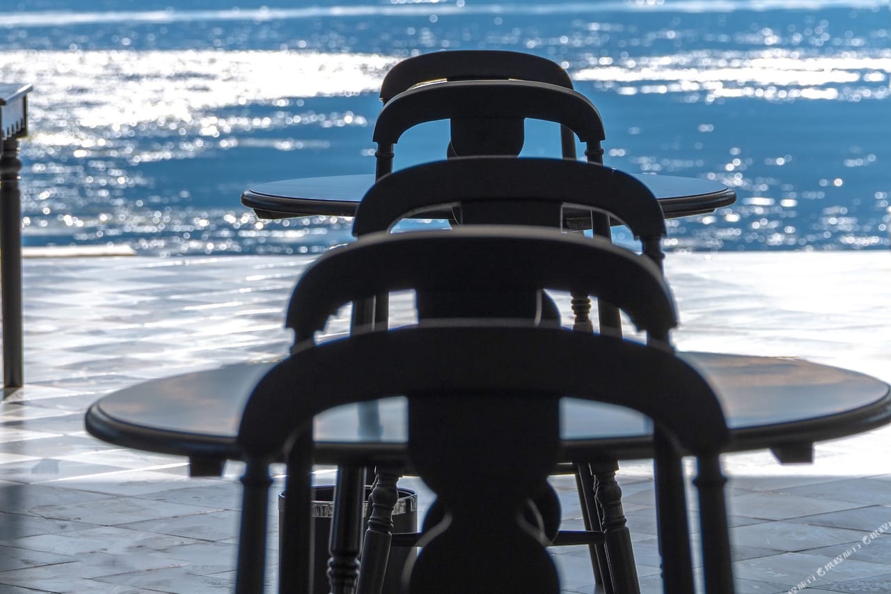 Suqi Lanting — terrace tables above bright water, Cang Mountain across Erhai