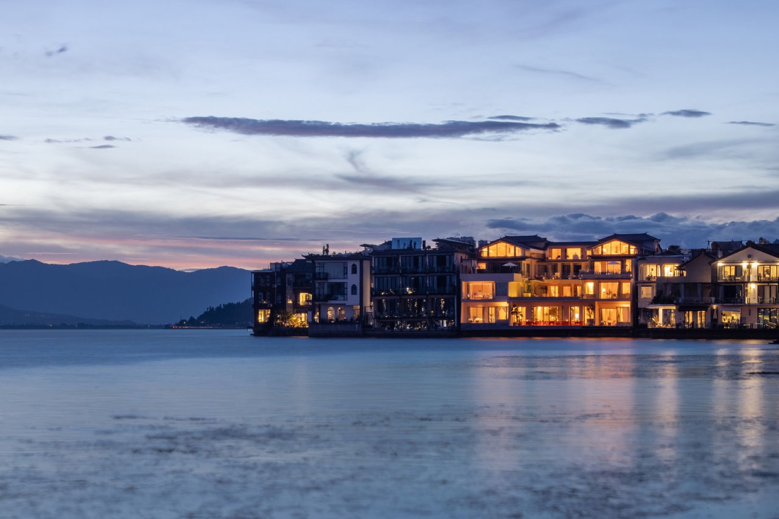 Luna Sea-View Inn — Shuanglang · Erhai Lake (boutique stay)