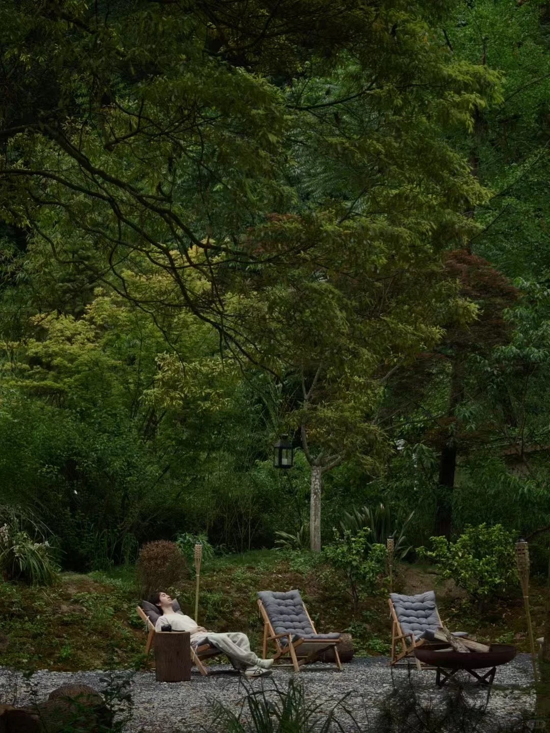 Spring at Suxiangu — the Daoist mountain in new growth, the lodge nestled into the ridge