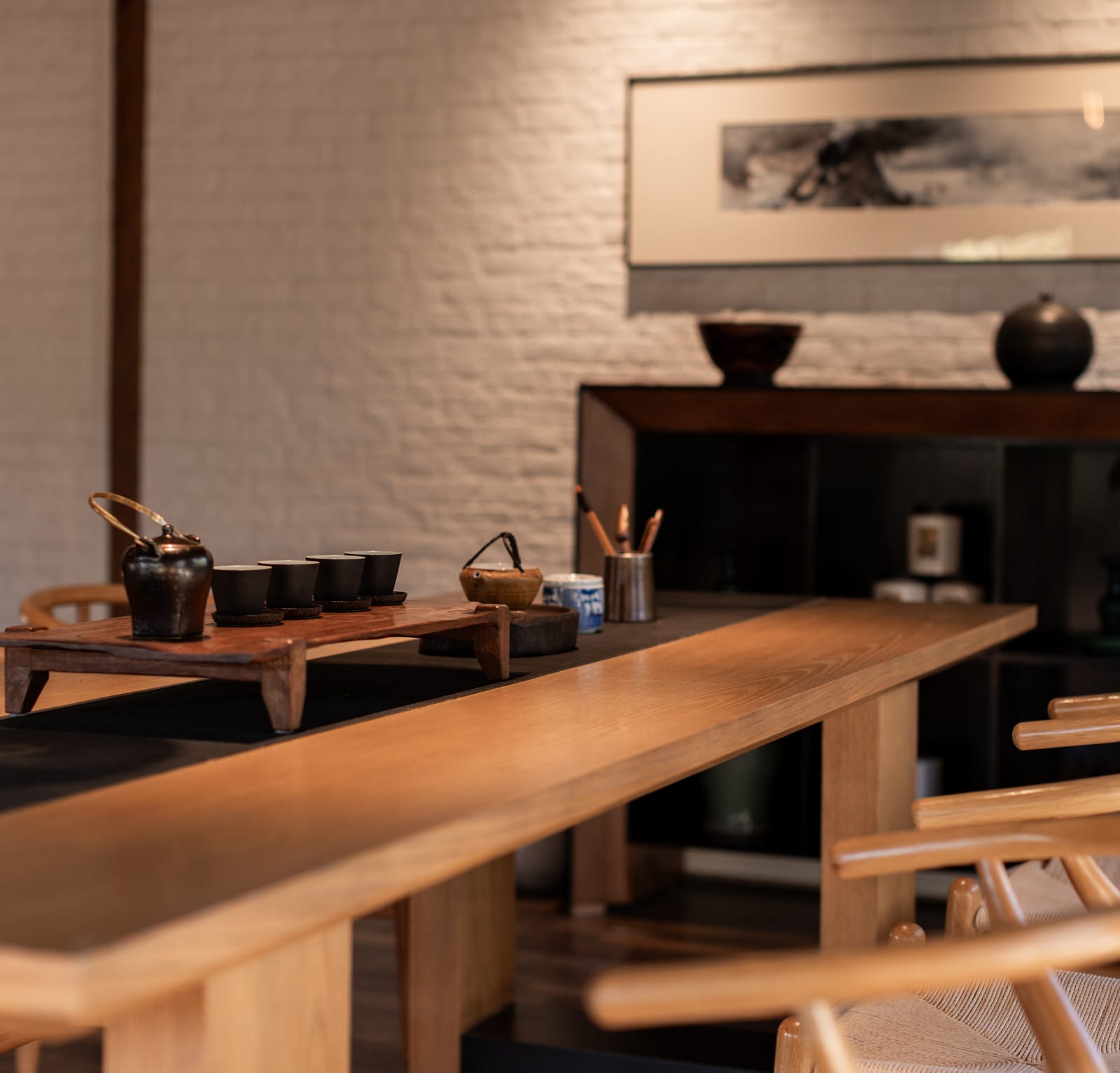 Wuliu Xinsu — the tea room, a long timber table set with a tea service