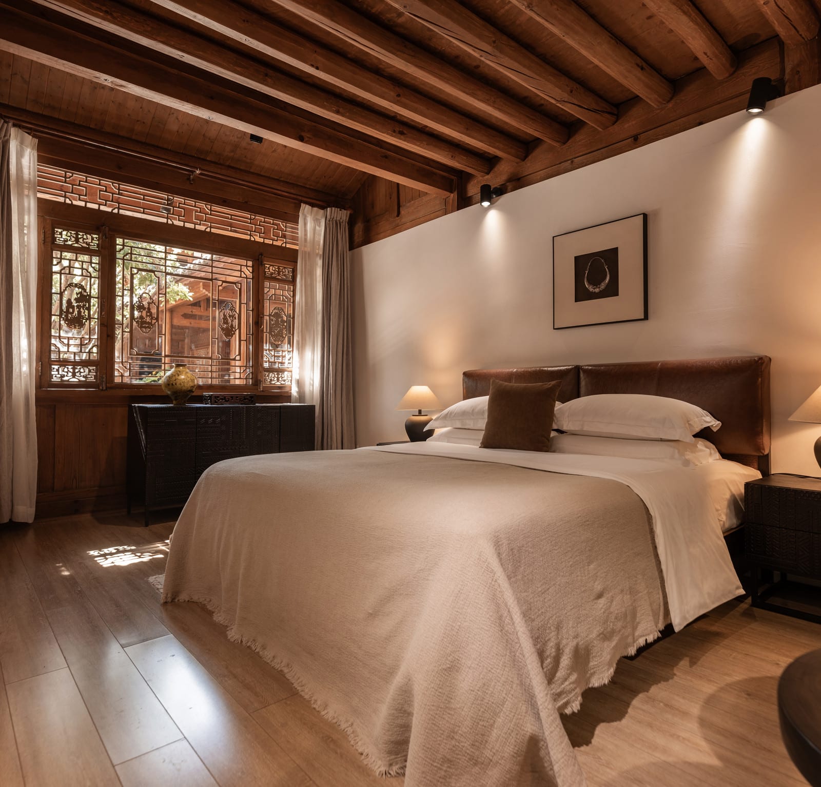 Wuliu Xinsu — a bedroom in the courtyard family room, carved lattice windows above the bed