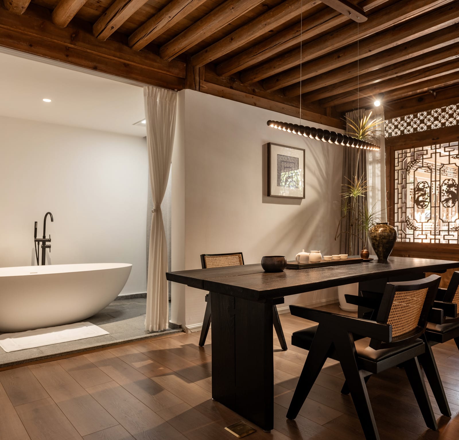 Wuliu Xinsu — the courtyard suite's freestanding bathtub beside a writing desk