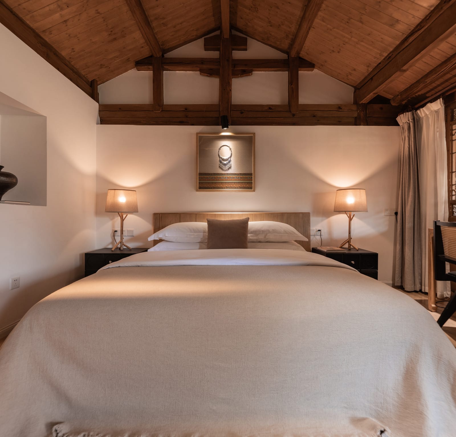 Wuliu Xinsu — a king room under a timber-beamed ceiling