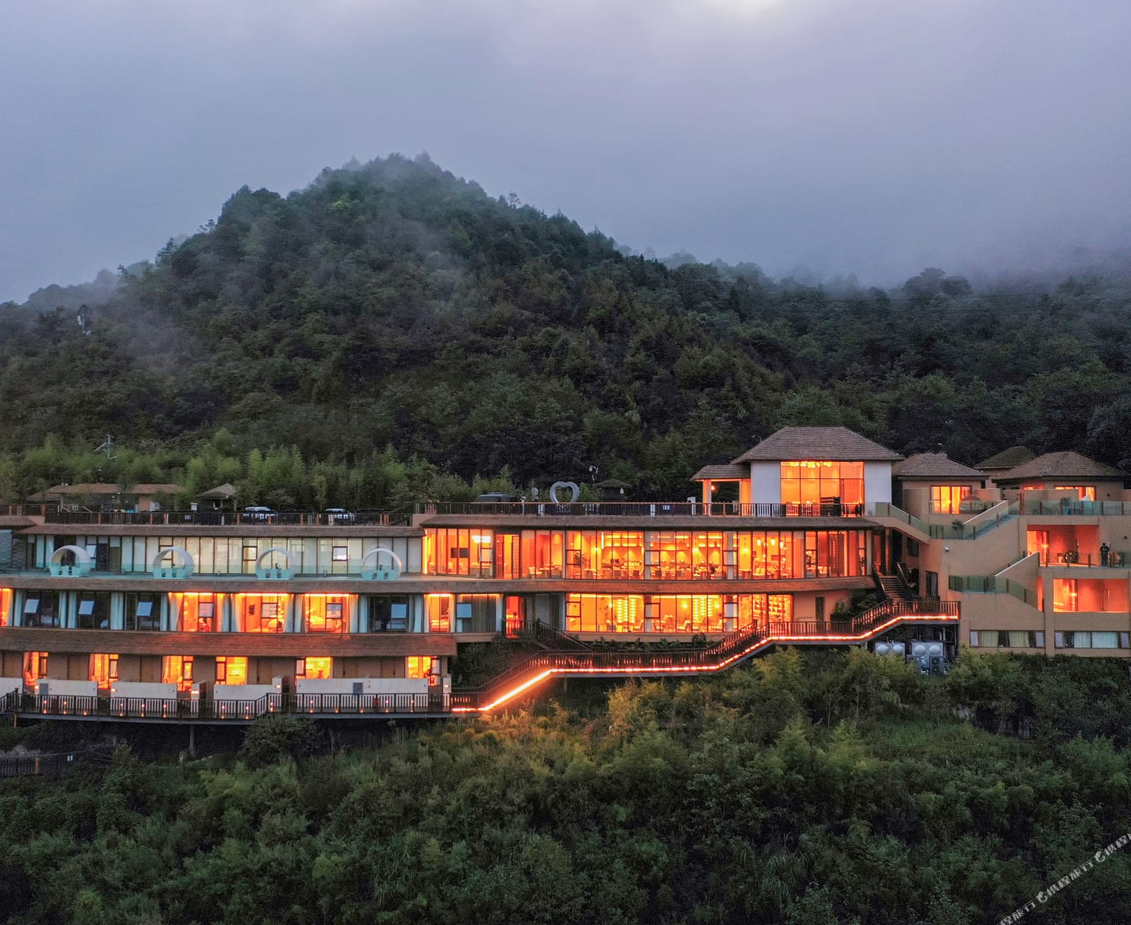 Duoyishu Half-Mountain — the lodge lit at dusk along the ridge