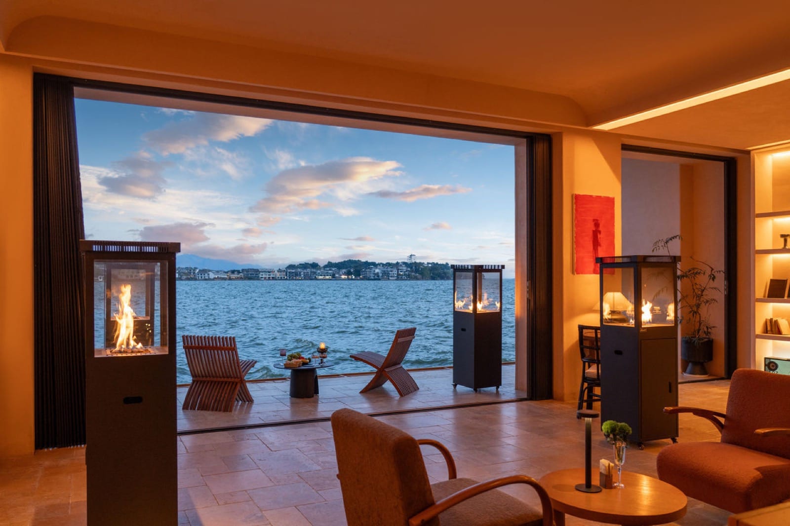 Luna Sea-View Inn — Erhai-facing terrace at dusk