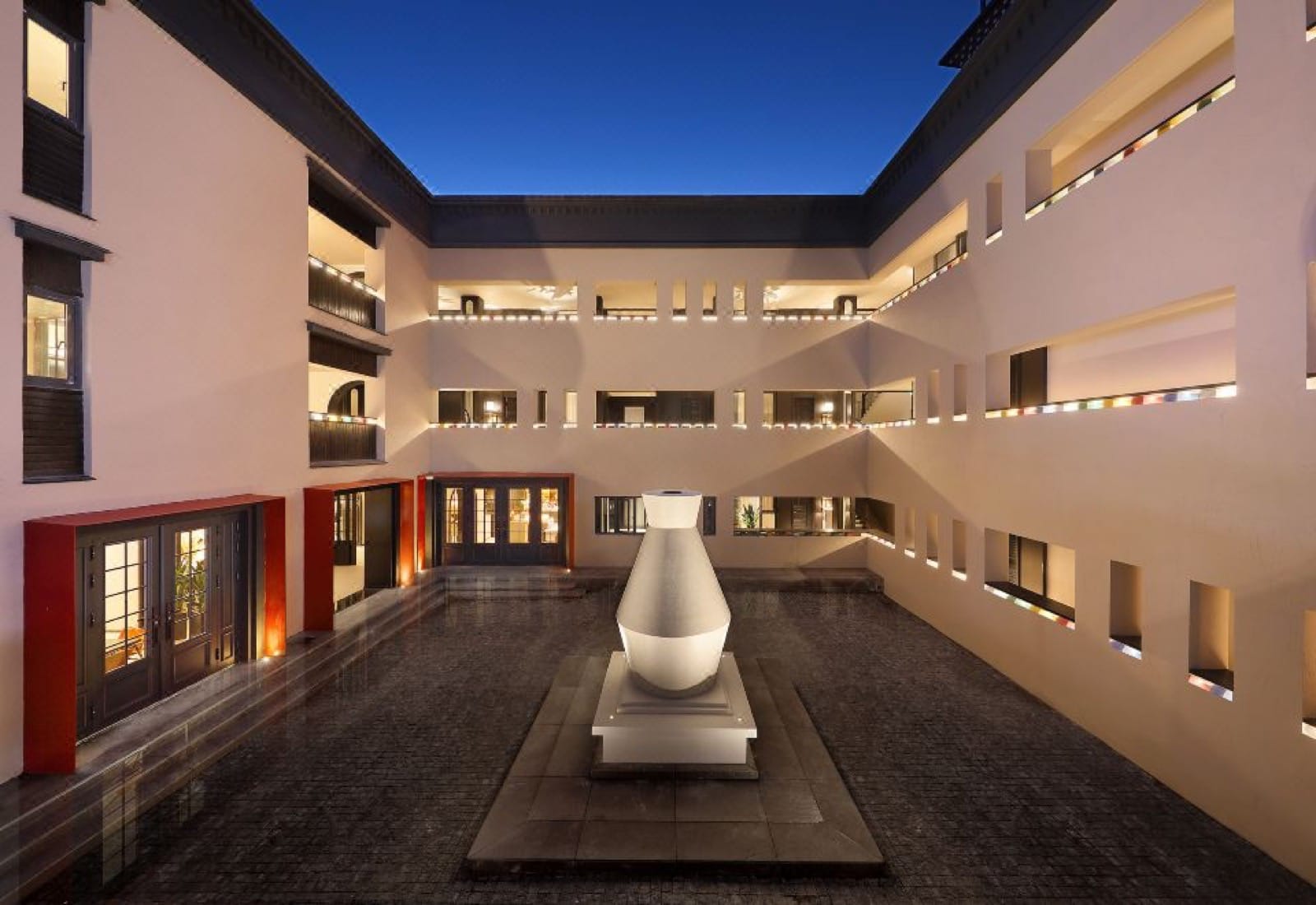 Z Hotel Supreme Feilai Si — courtyard at dusk