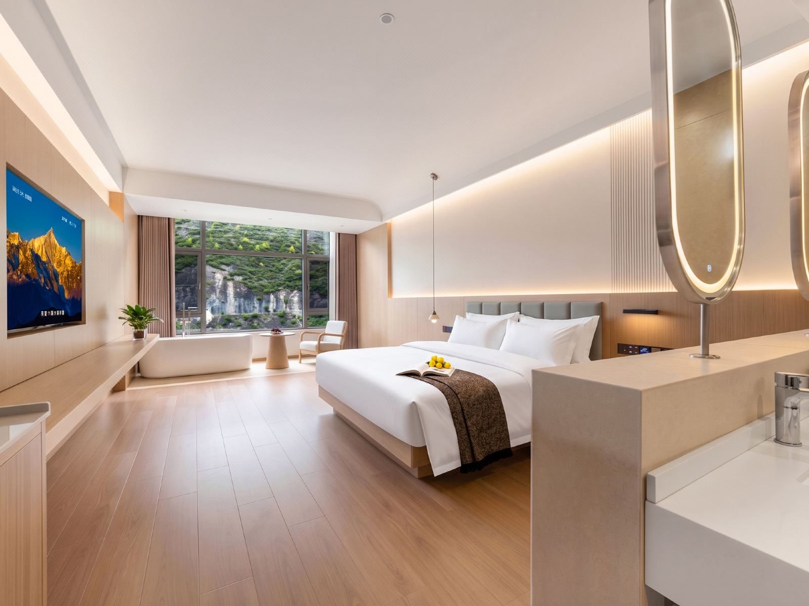 Runhai Yunqi — a king room with a picture window onto the valley