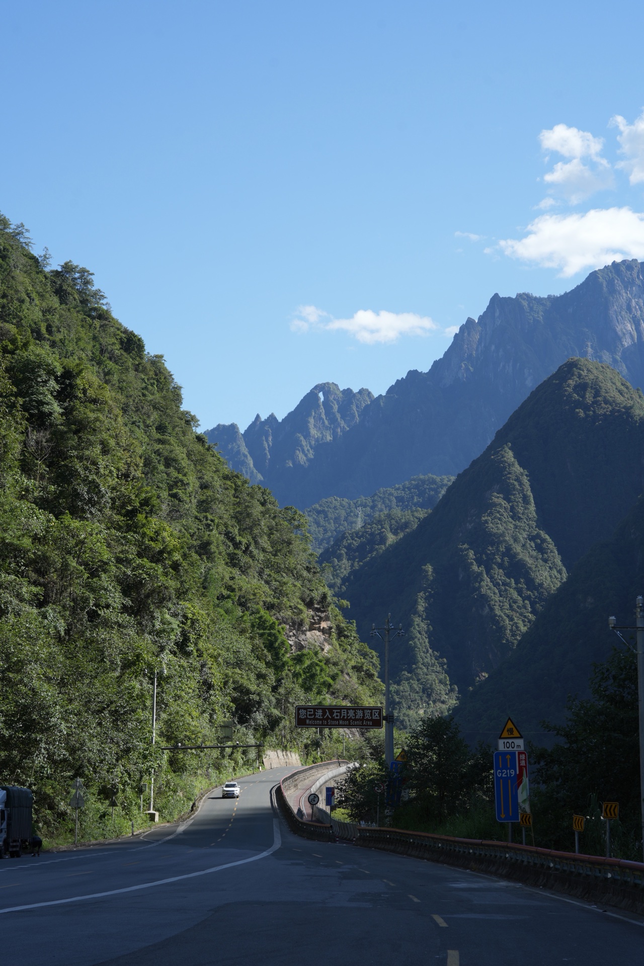 The Stone Moon scenic road up the Nujiang gorge