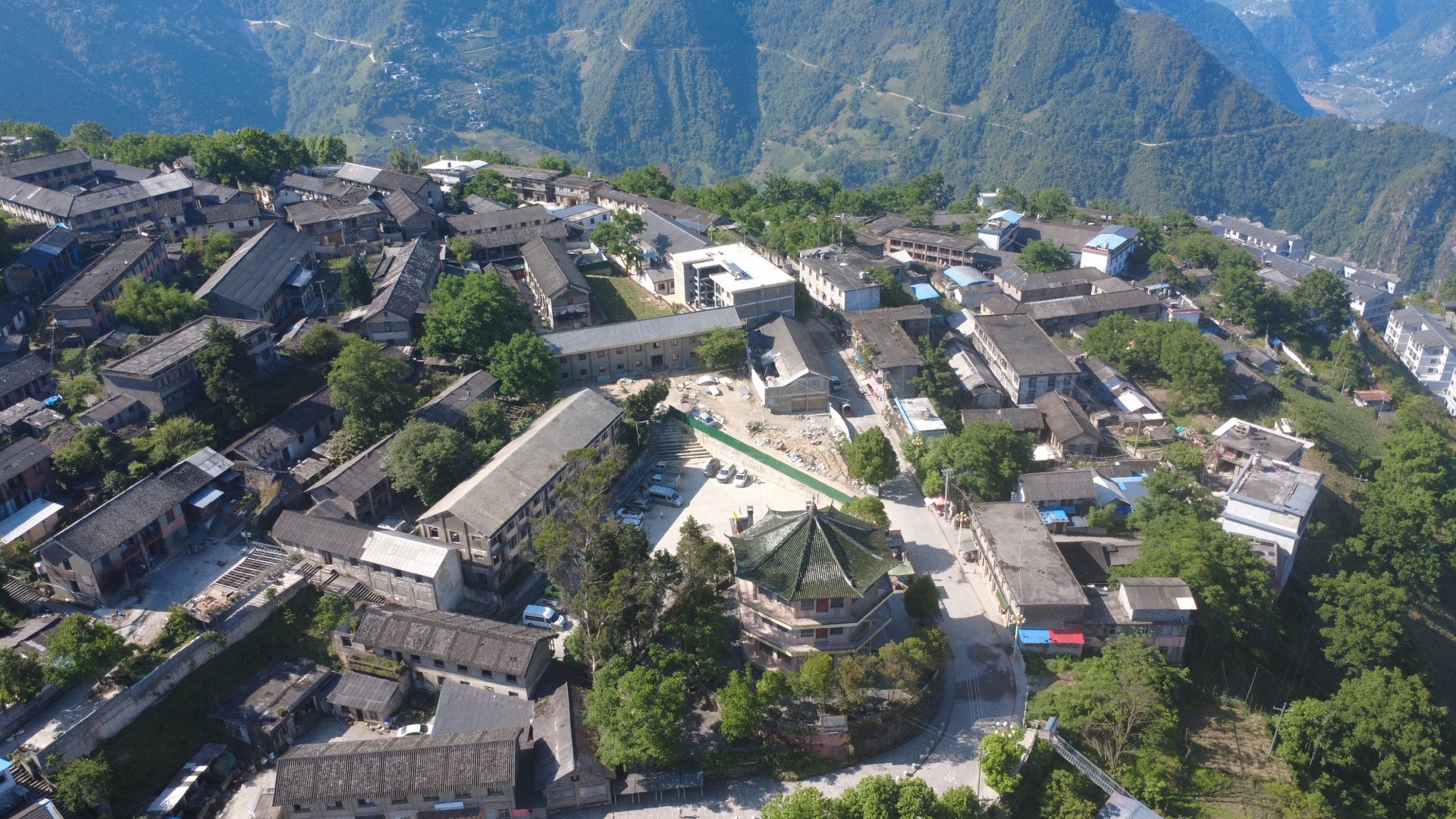 Zhiziluo, the abandoned town above the valley